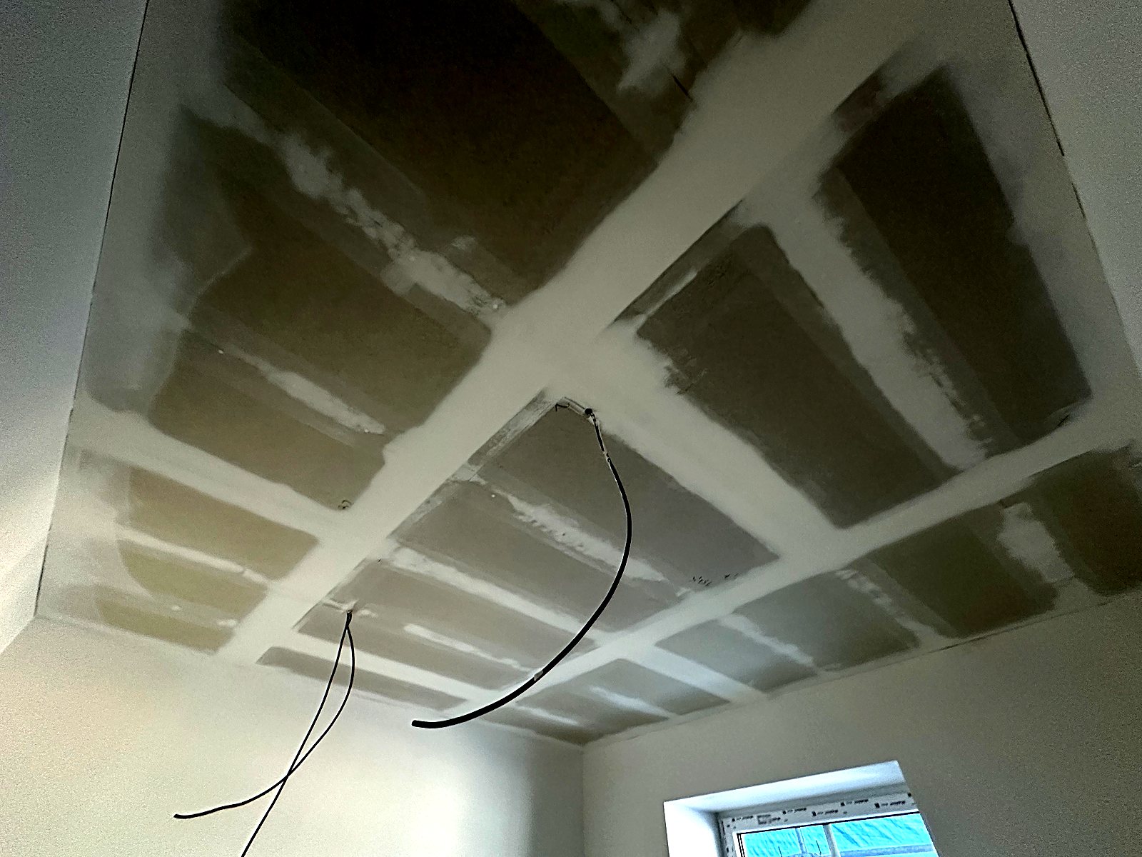 Zatmelený sádrokartonový podhled s vývody pro světla – naše realizace