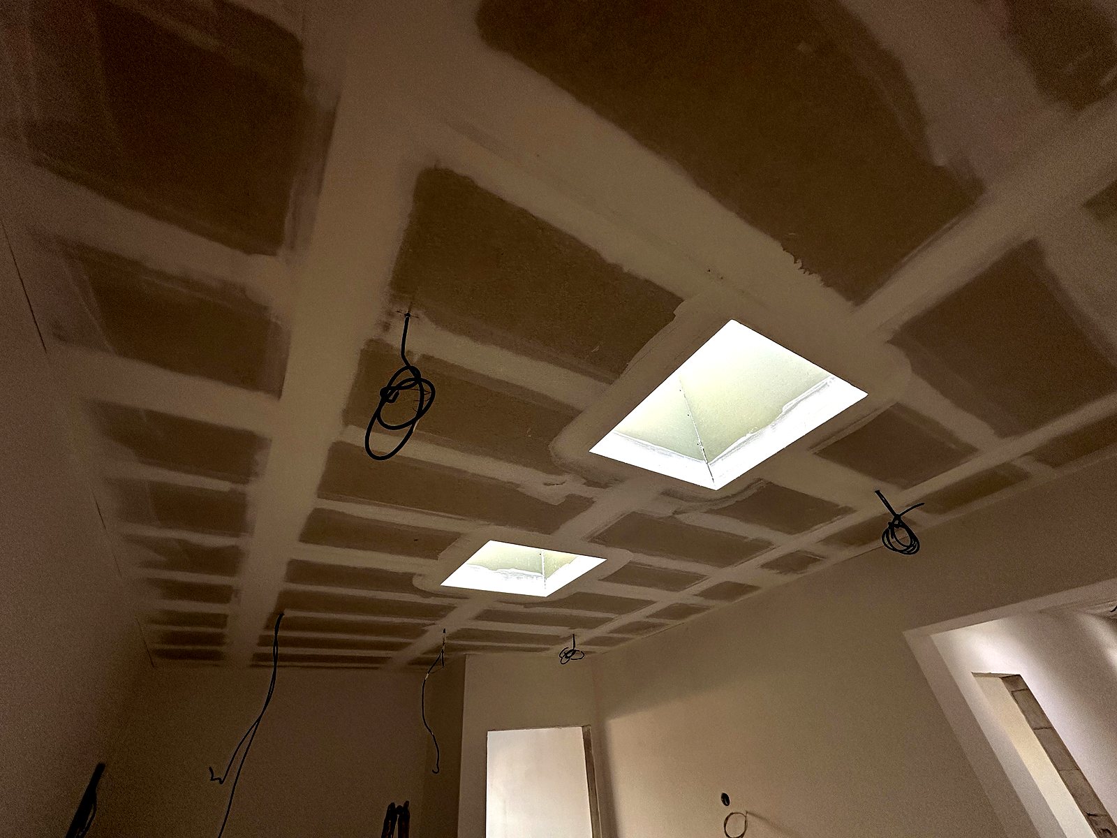 Komerční objekt – Rovný podhled se světlíky, tmelení