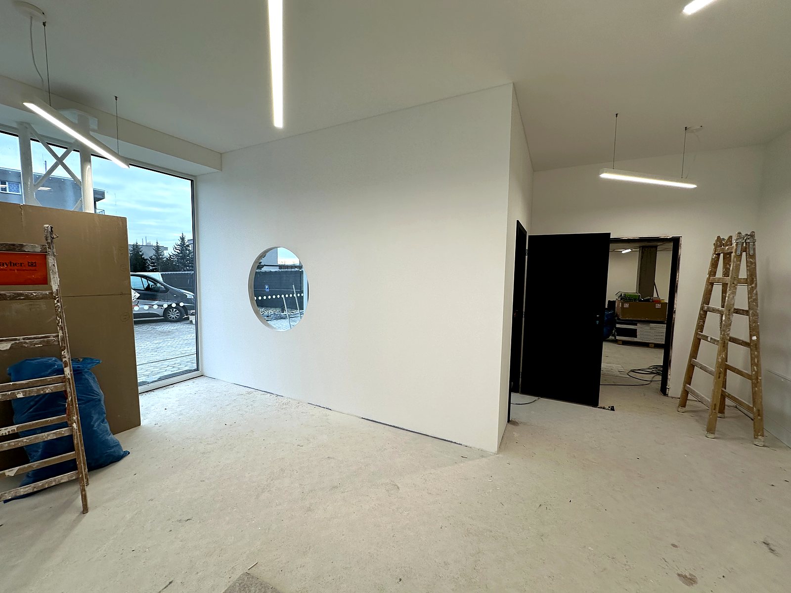 Showroom a kanceláře – Příčky, podhledy, kruhový průhled